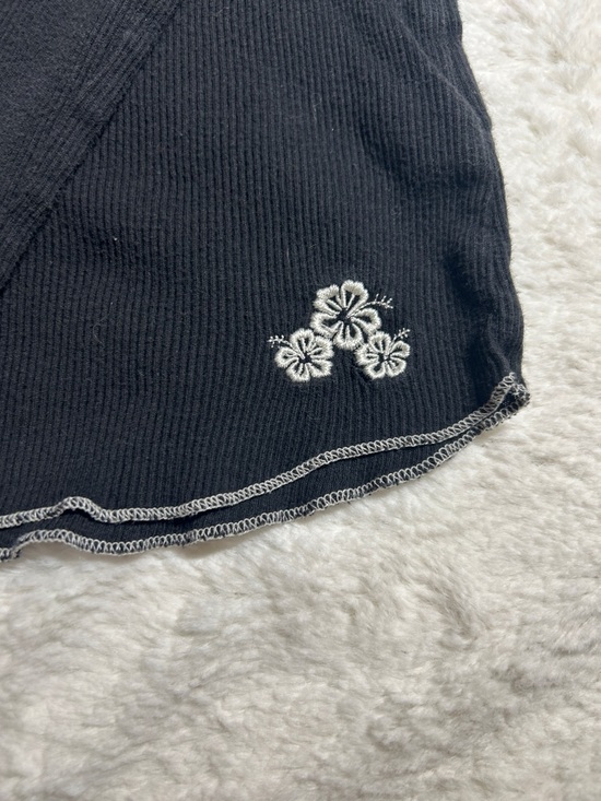 Lilu Black Long-Sleeve V-Neck Top with Contrast Stitching - Picture 2 of 9